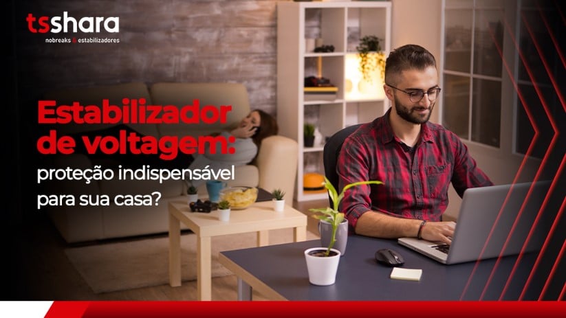 Homem usando notebook em casa ao lado de texto sobre estabilizador de voltagem.
