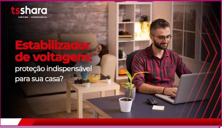 Homem no notebook em casa com texto sobre estabilizador de voltagem.