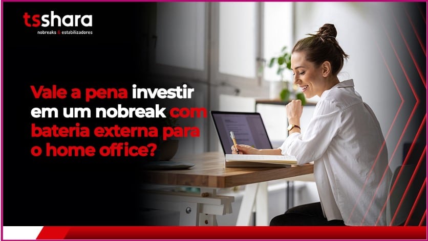 Mulher sorridente trabalhando em home office ao lado do texto sobre nobreak com bateria externa.