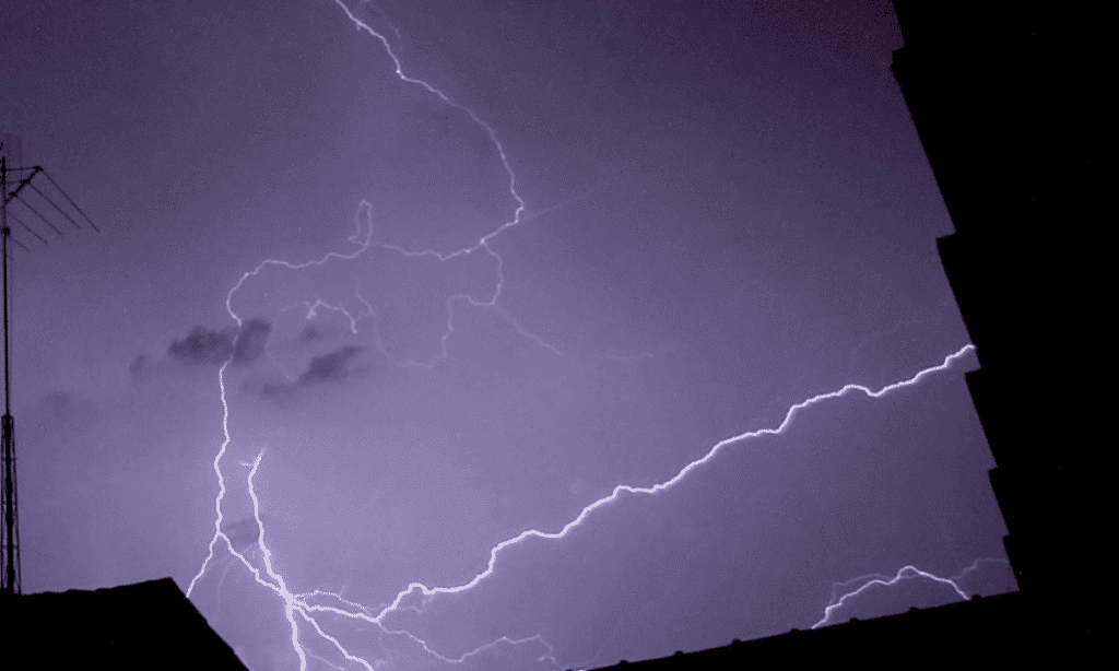 uma foto de um céu roxo com um trovão