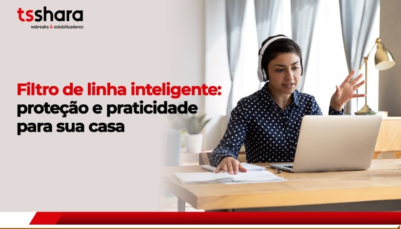 Mulher usando notebook e fones de ouvido em home office, ao lado do texto sobre filtro de linha inteligente.