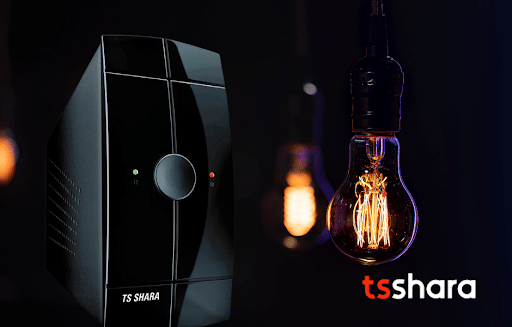 um nobreak e ao lado uma lampada acesa