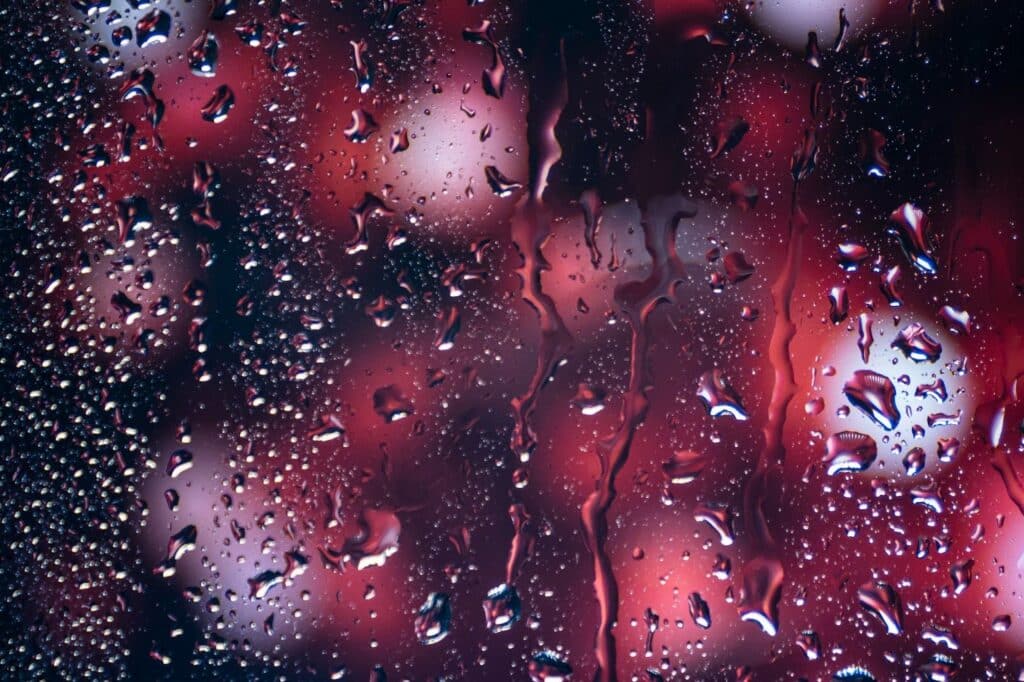 Um vidro embaçado com gotas de chuva
