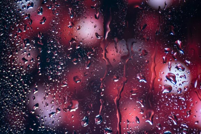 Um vidro embaçado com gotas de chuva