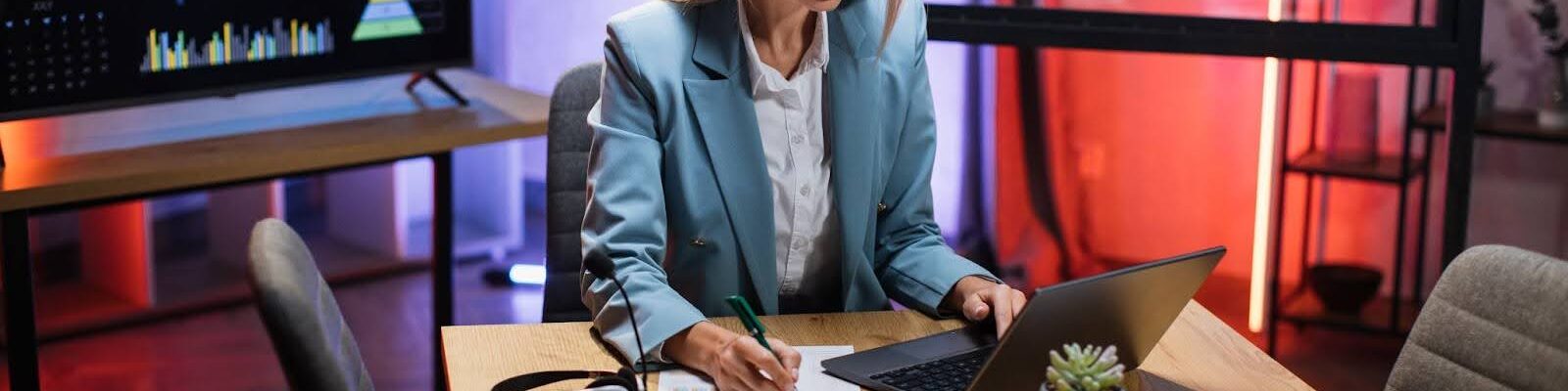 uma mulher trabalhando em home office