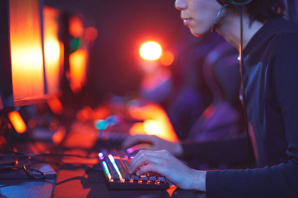 Um gamer jogando online no computador