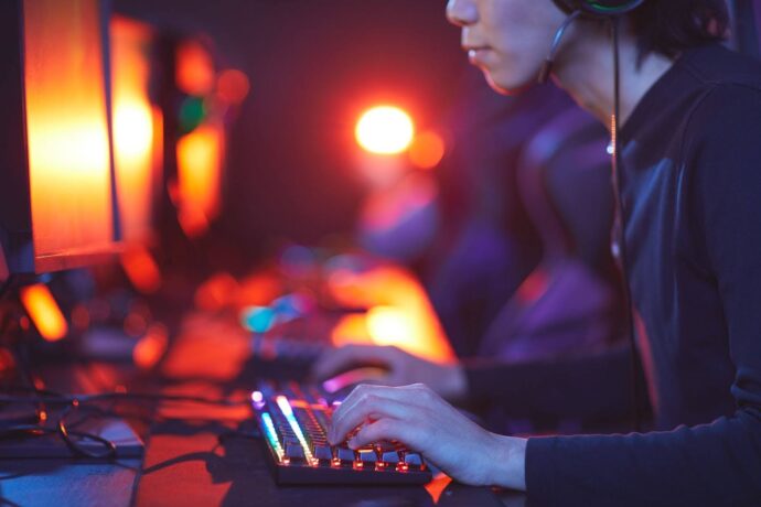 Um gamer jogando online no computador