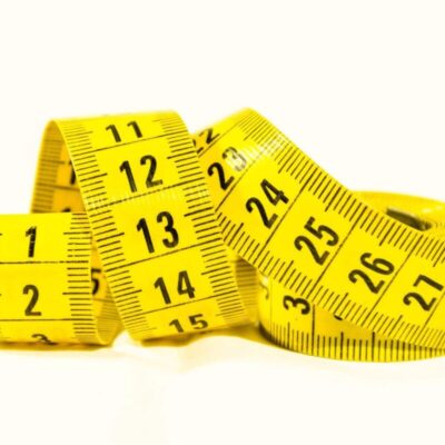 a imagem de uma fita métrica enrolada