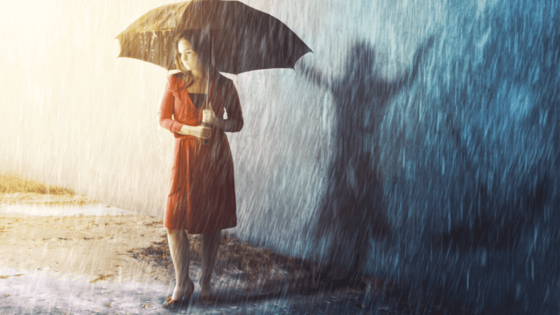 uma imagem ilustrativa de uma mulher segurando um guarda chuva em meio a periodo de chuvas de verão