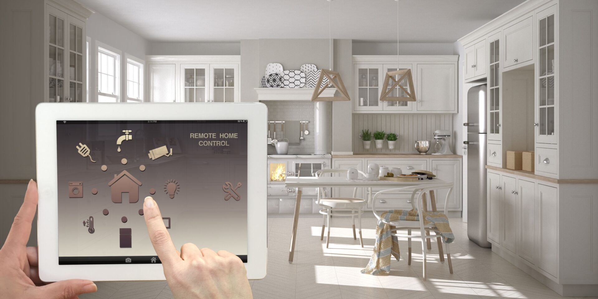 uma pessoa segurando um tablet em frente a uma cozinha, fazendo uma automação