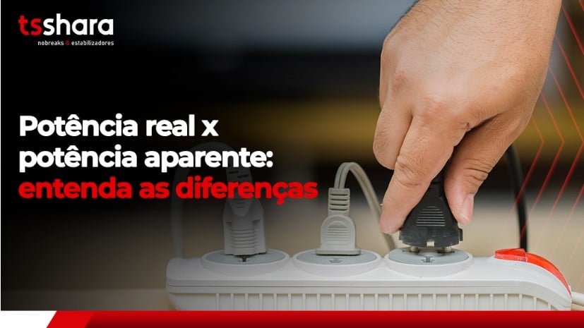 Pessoa conectando plugue em régua de energia.