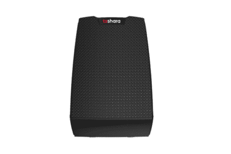Nobreak TS Shara de cor preta, com design retangular e superfície texturizada em padrão de grade. Na parte superior frontal há o logo da marca “TS Shara” em letras brancas e vermelhas. O produto apresenta linhas simples e compactas, sem botões visíveis na perspectiva mostrada.
