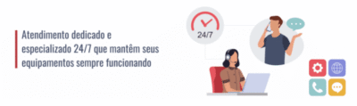 A imagem mostra um banner de atendimento ao cliente. À esquerda, há um texto que diz: "Atendimento dedicado e especializado 24/7 que mantêm seus equipamentos sempre funcionando". À direita, há uma ilustração de duas pessoas: uma mulher sentada em frente a um computador usando headset, representando suporte técnico, e um homem falando ao telefone com um balão de diálogo acima da cabeça. Acima da mulher, há um ícone de relógio com a indicação "24/7". No canto inferior direito, há quatro ícones coloridos representando configurações, internet, telefone e mensagens. O estilo da ilustração é moderno e minimalista, com cores suaves e elementos claros.