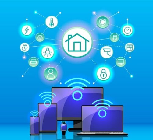 Imagem de aparelhos eletronicos conectados e acima deles váriios balões com imagens relacionadas a automatização