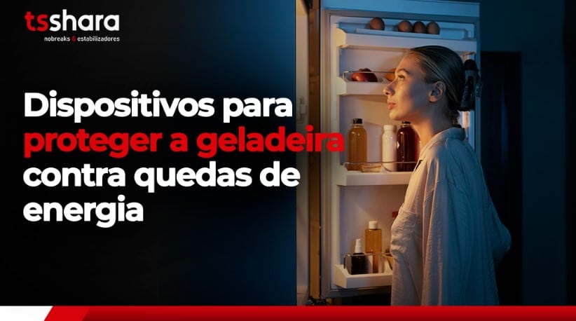 Mulher olhando para geladeira aberta iluminada durante a noite.