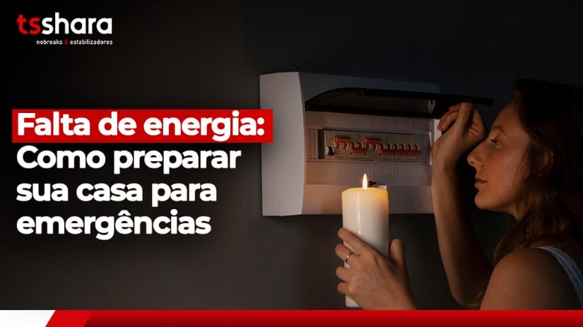 Mulher segurando vela acesa enquanto verifica quadro de disjuntores.