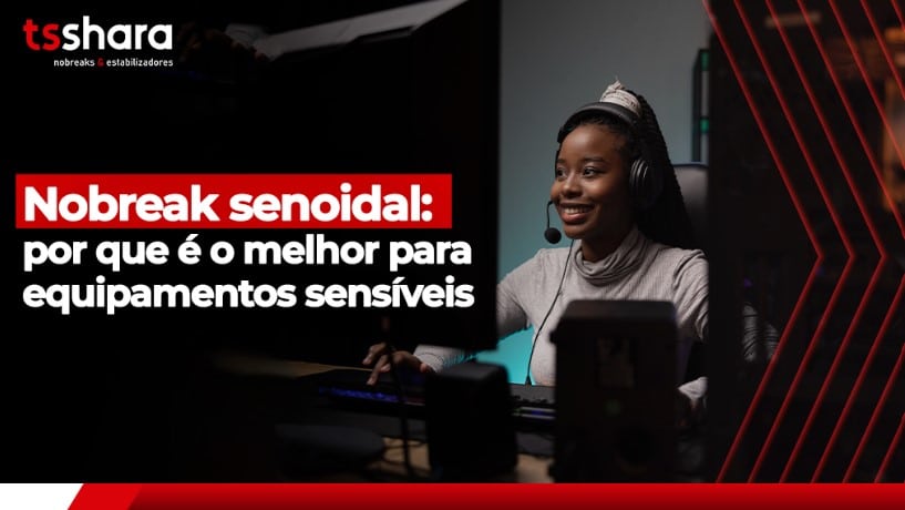 Mulher usando headset e computador em ambiente gamer iluminado.