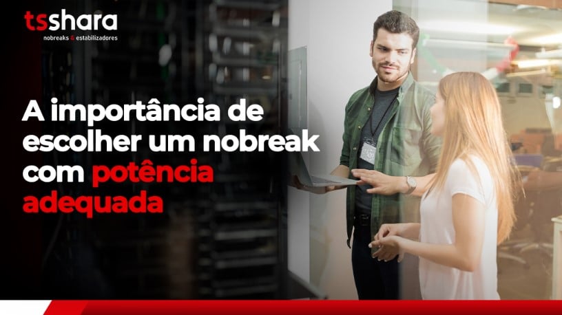 Dois profissionais conversam em frente a um servidor sobre escolha de nobreak.