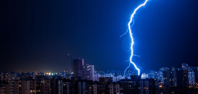 um raio caindo sob uma cidade