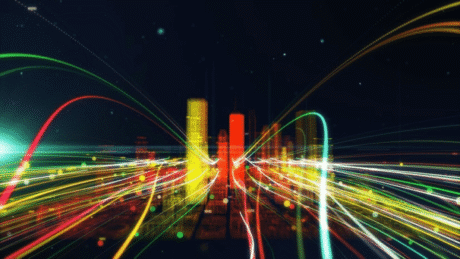 A primeira imagem é uma representação digital de uma cidade futurista vista de uma perspectiva baixa, como se o espectador estivesse no meio da rua. Arranha-céus iluminados em amarelo e vermelho se destacam contra um céu escuro e estrelado. A cena é dominada por linhas de luzes brilhantes e coloridas — amarelas, verdes, azuis e vermelhas — que fluem em alta velocidade por toda a imagem, vindo da cidade e se curvando em direção ao espectador. Essas linhas de luzes representam a ideia de fluxo de dados, conectividade e alta velocidade em um mundo tecnológico.