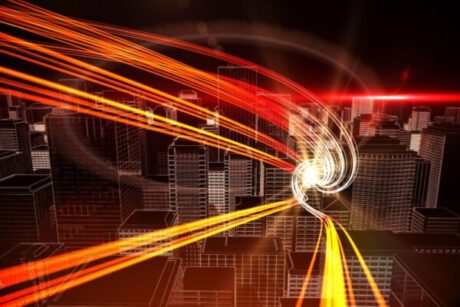 Uma cidade com prédios em estilo digital, como se fossem maquetes em linhas brancas, está no fundo. Cortando a cena, várias faixas de luz em tons de laranja, vermelho e amarelo percorrem o espaço, criando a sensação de velocidade e movimento, como se fossem fluxos de energia ou dados atravessando a cidade.