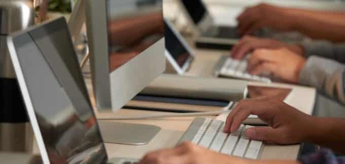 pessoas trabalhando em computadores