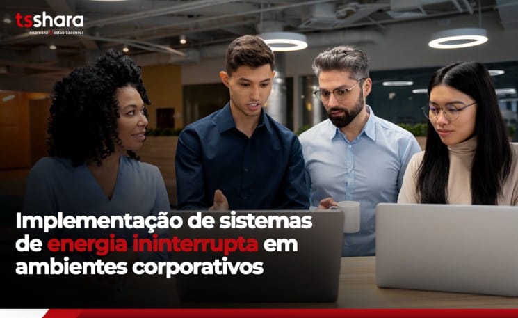 Equipe corporativa reunida em reunião com notebooks em ambiente moderno.