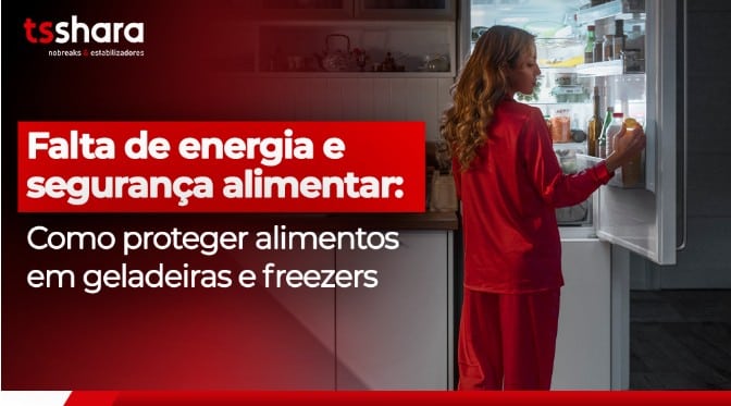 Mulher de pijama abrindo a geladeira iluminada durante a noite.