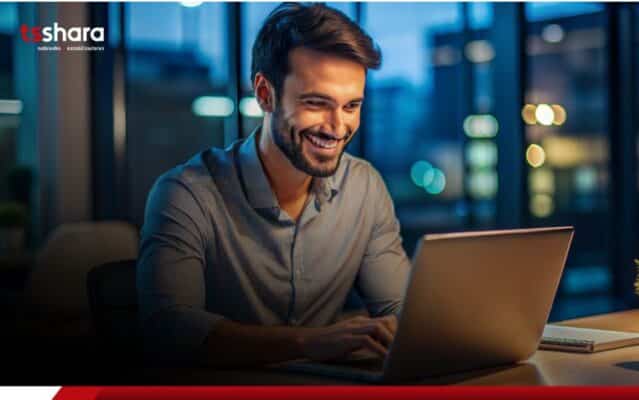 Homem sentado em frente ao computador