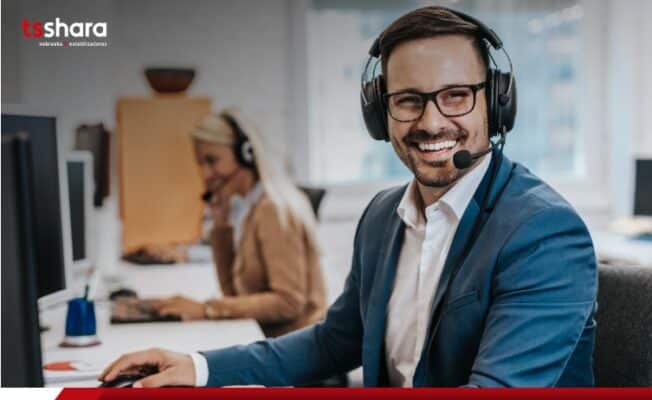 homem com headphone na frente do computador