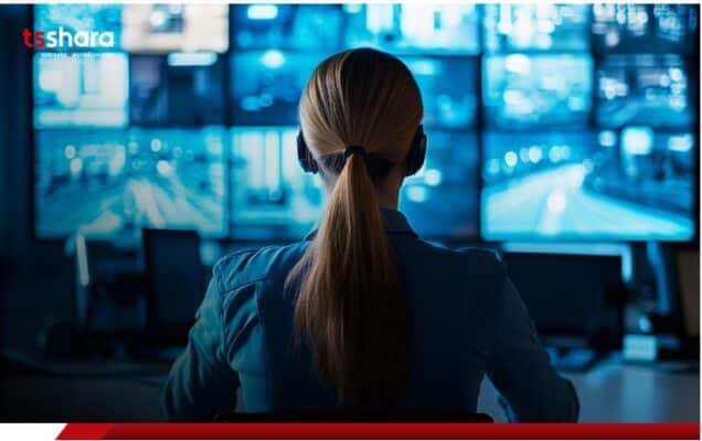 mulher olhando para telas de monitoramente de cameras