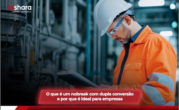 Técnico com capacete e EPI inspeciona equipamentos industriais com prancheta.