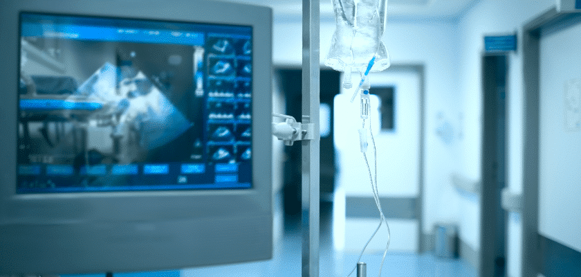 um equipamento hospitalar em um fundo de hospital