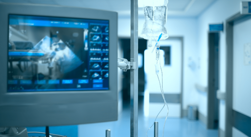 um equipamento hospitalar em um fundo de hospital