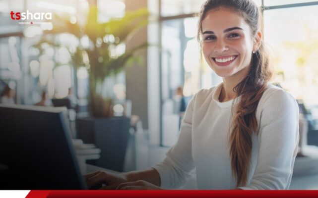 mulher sorrindo em frente ao computador