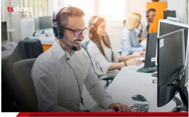 pessoas em um escritorio