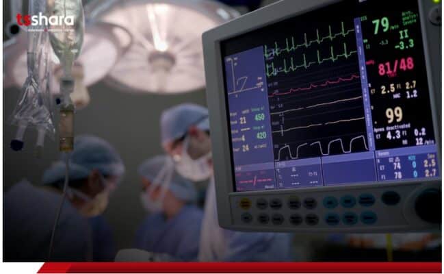 sala de cirurgia com uma equipe médica operando um paciente