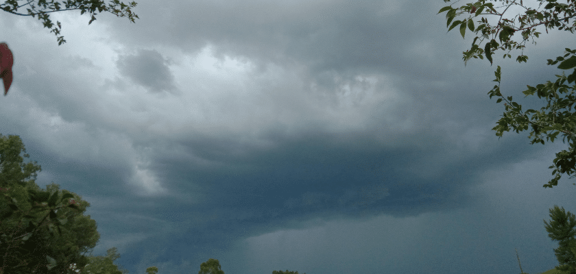 o céu fechado pra chuva, nuvens carregadas