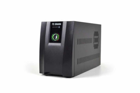A imagem apresenta um equipamento eletrônico chamado no-break, que é utilizado para fornecer energia de reserva em caso de falha na energia elétrica. O modelo é preto e compacto, com um botão de liga/desliga circular e uma luz indicadora colorida na frente. O dispositivo é robusto e possui orifícios de ventilação visíveis nas laterais, e seu design moderno transmite uma sensação de funcionalidade e tecnologia.