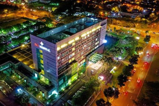 foto de uma imagem area de um edificio iluminado a noite