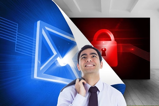 um executivo olhando pra cima e sorrindo com fundo de cadeado vermelho