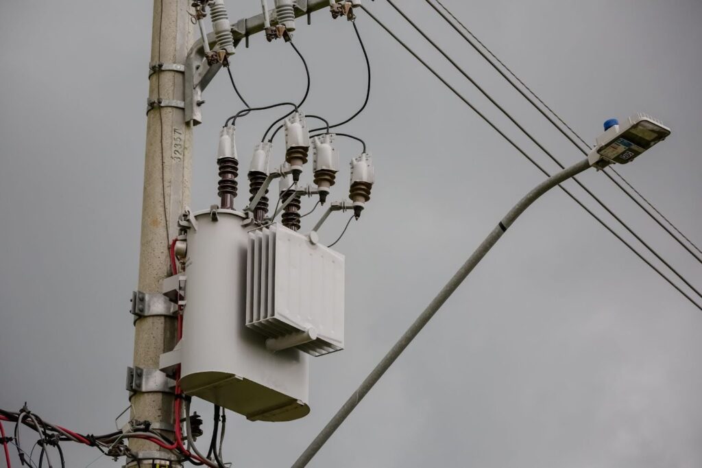 Embora os sistemas de UPS (Nobreak) sejam essenciais para muitas empresas, existem **alternativas** que podem ser consideradas dependendo das necessidades específicas do seu negócio. Uma opção é o uso de **geradores de energia**, que são capazes de fornecer uma fonte robusta e contínua em caso de **falta total de energia elétrica**. Os geradores são ideais para empresas que necessitam de **energia contínua** por períodos mais longos e que operam em áreas com quedas de energia frequentes. Outra alternativa são os **estabilizadores**, que ajudam a proteger equipamentos sensíveis contra oscilações na rede elétrica. Embora os estabilizadores não ofereçam **backup de energia** como um UPS, eles podem minimizar danos causados por flutuações na **tensão elétrica**, oferecendo uma camada adicional de proteção. Além disso, investir em **baterias recarregáveis** pode ser uma solução viável para **pequenas operações ou home offices**, onde a necessidade de tempo prolongado sem energia não é tão crítica. Essas baterias podem fornecer energia suficiente para manter dispositivos essenciais funcionando por curtos períodos, sem a complexidade de um UPS mais robusto. É **crucial avaliar as necessidades da sua empresa** antes de decidir pela utilização exclusiva do UPS ou optar por essas alternativas. A escolha certa pode garantir a **continuidade dos seus serviços** e também proteger suas operações contra imprevistos elétricos. Sempre busque soluções que se alinhem com o **perfil da sua empresa** e que proporcionem **segurança e eficiência** no dia a dia operacional.