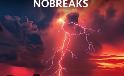 Relâmpago ilumina o céu avermelhado sobre uma cidade ao entardecer, com o texto “Especial de Nobreaks” em destaque na parte superior.