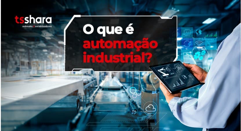Profissional usando tablet em linha de produção automatizada