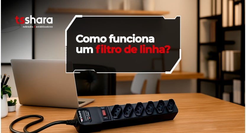 Filtro de linha em mesa de escritório com notebook.