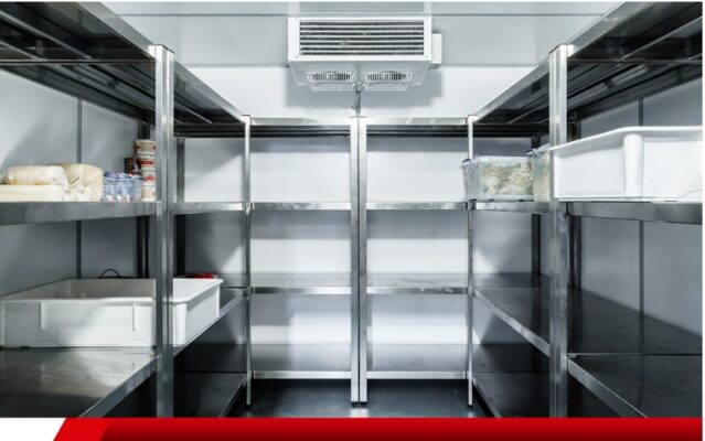 Câmara fria industrial com prateleiras de inox