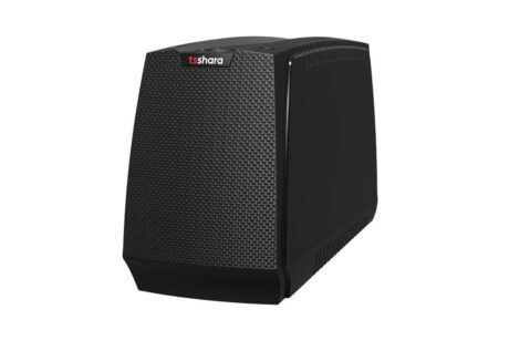 A imagem mostra um nobreak (UPS) preto de formato compacto, com um design robusto. A superfície do dispositivo possui um padrão de textura que a torna visivelmente distinta. O logo "Tshara" está presente na parte superior frontal do aparelho.