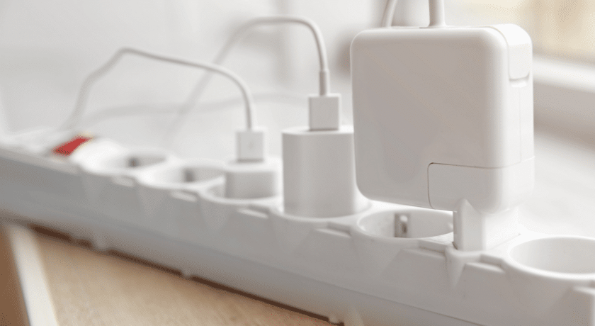 um filtro de linha branco com dois aparelhos conectados a ele