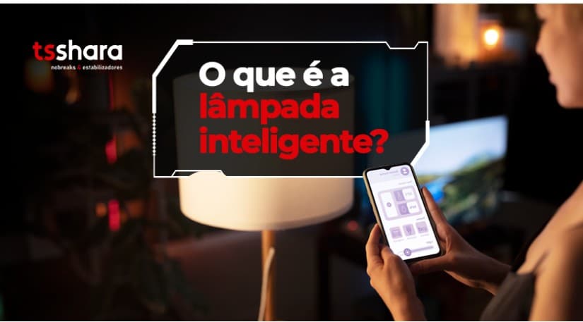 Pessoa controlando lâmpada inteligente pelo celular.