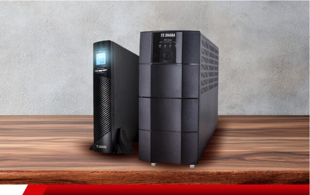 Nobreaks TS Shara sobre mesa de madeira com painel digital.